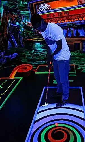 Schwarzlicht-Minigolf mit 3D-Effekt